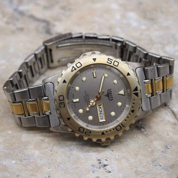 Vintage DAKOTA Watch Mens Silver Tone Stainless Steel Classic Date Dial Rare - Picture 5 of 8